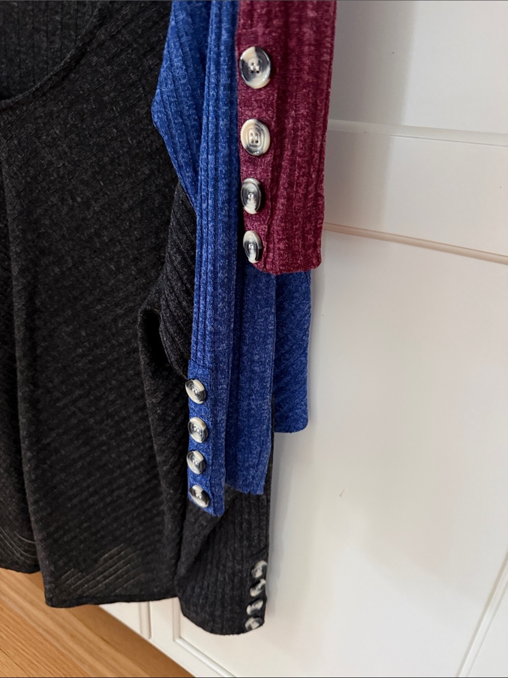 3 Liz Claiborne V-Neck Sweaters in Burgundy, Blue & Black - Picture 3 of 12